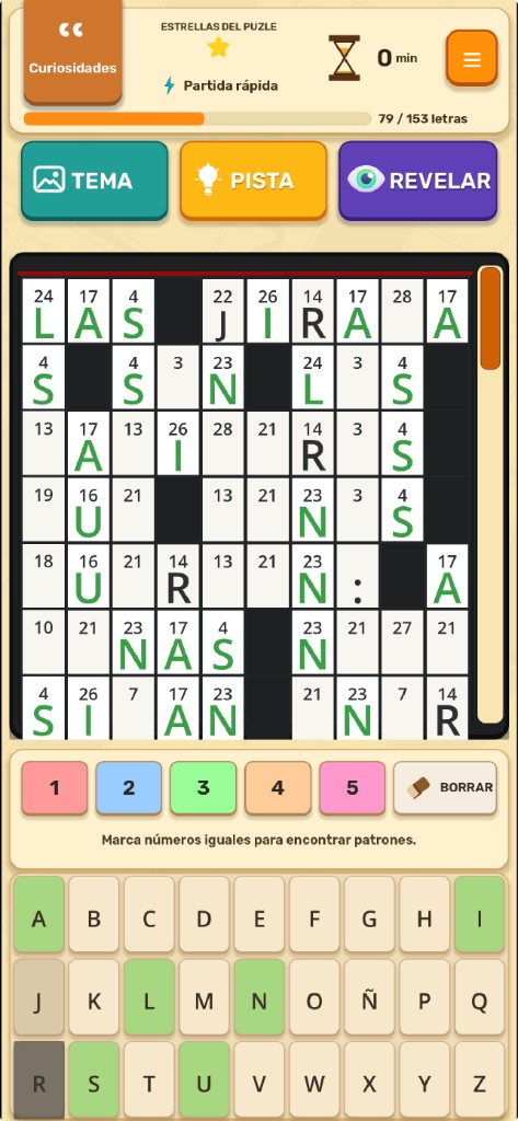 Partida de CifraLetra: una cuadrícula de números y letras, con teclado y pistas.